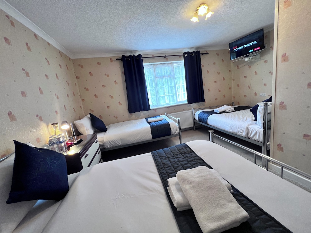 all seasons gatwick guest house