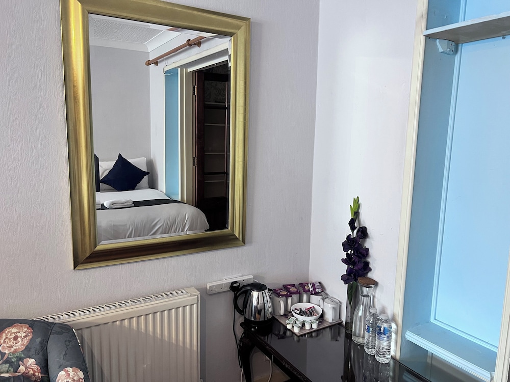 all seasons gatwick guest house