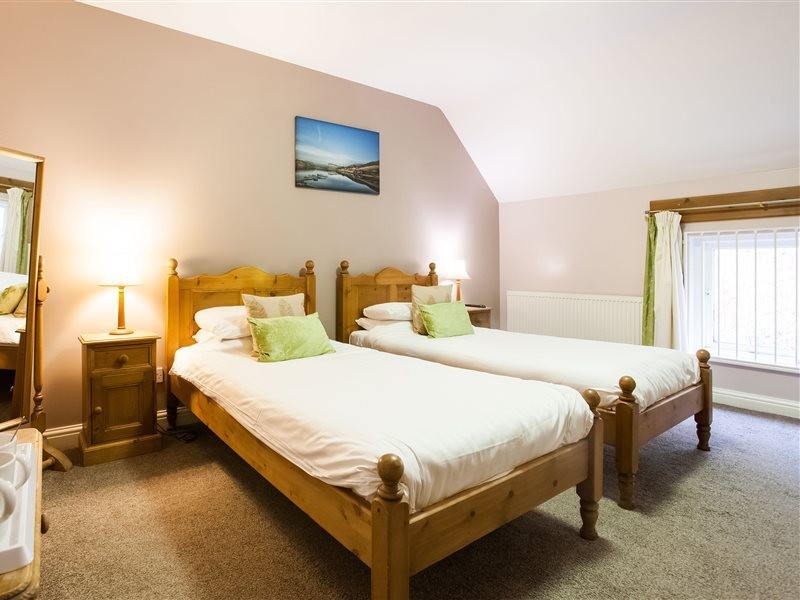 Ladybower Inn,Buxton>>Bamford,3 star