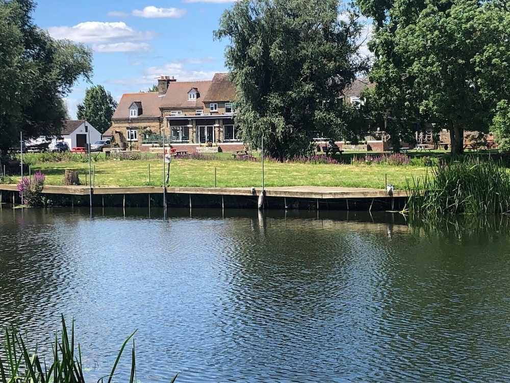 pike and eel hotel and marina