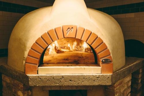 The Curious Pig In The Parlour,Copthorne>>Burstow,3 star