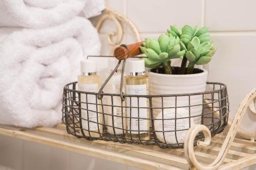 The Curious Pig In The Parlour,Copthorne>>Burstow,3 star