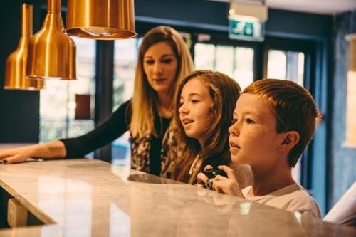 The Curious Pig In The Parlour,Copthorne>>Burstow,3 star