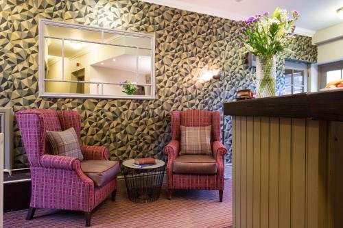 The Curious Pig In The Parlour,Copthorne>>Burstow,3 star