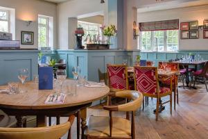 the curious pig in the parlour