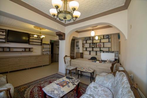 kamelya cave hostel