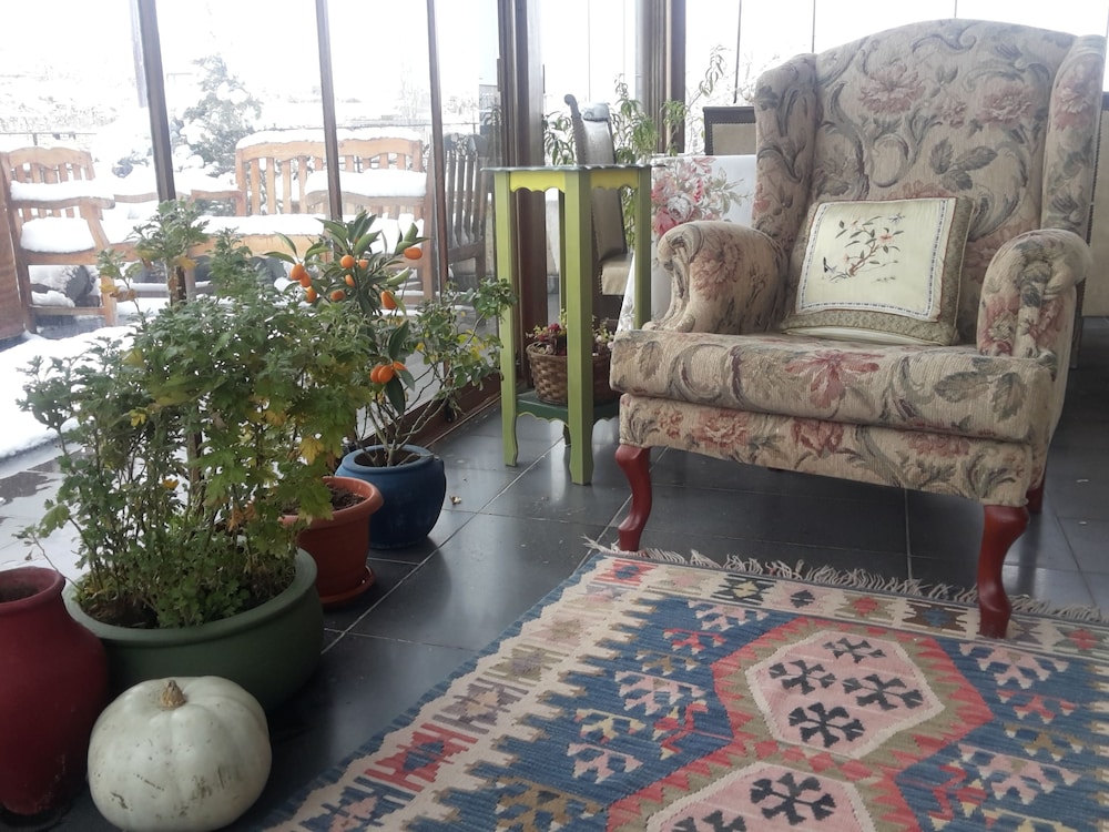 demisos caves the hotel