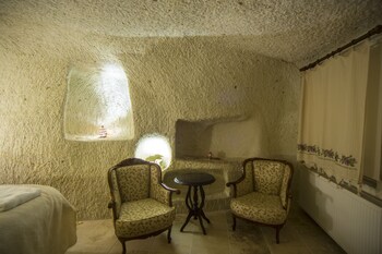 demisos caves the hotel