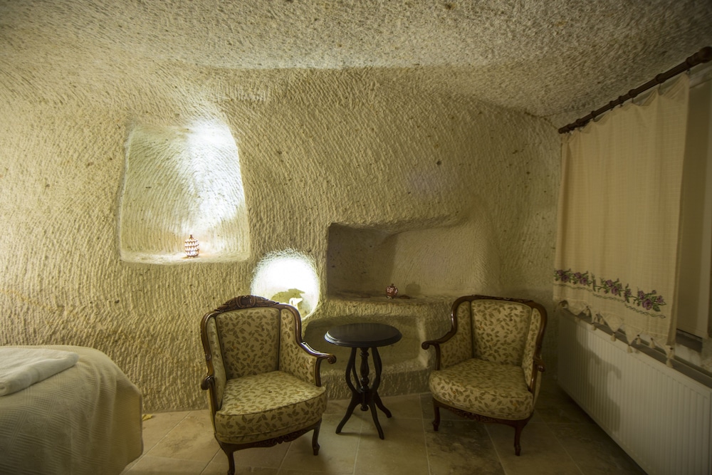 demisos caves the hotel