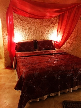 demisos caves the hotel