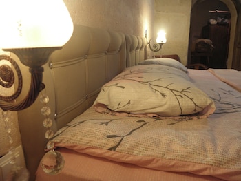 demisos caves the hotel