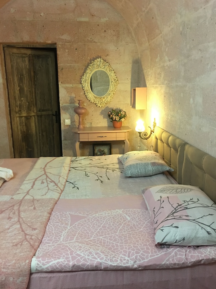 demisos caves the hotel