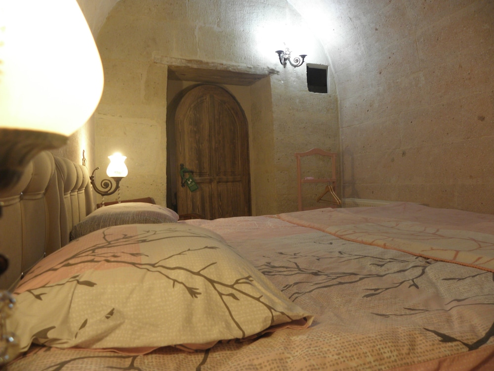 demisos caves the hotel