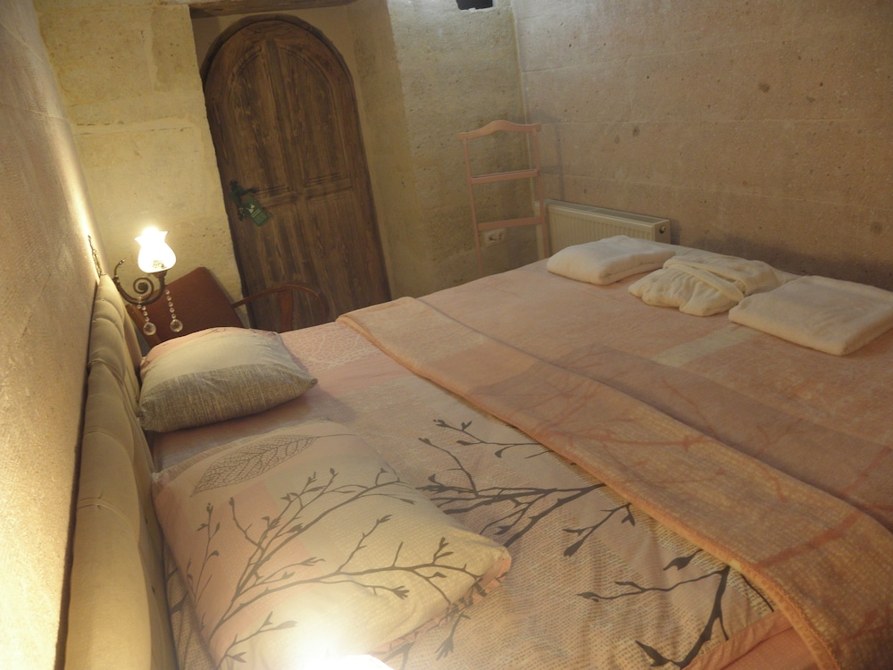 demisos caves the hotel