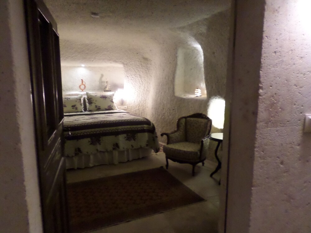 demisos caves the hotel