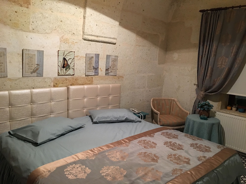 demisos caves the hotel