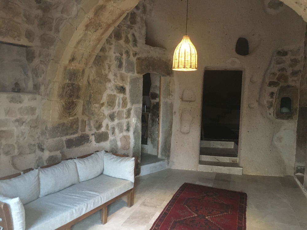 helike cave suites