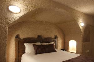 helike cave suites