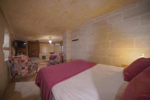 salkim cave house
