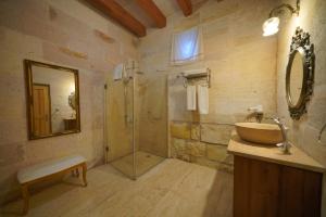 salkim cave house