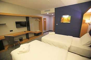 roof 264 hotel and suites