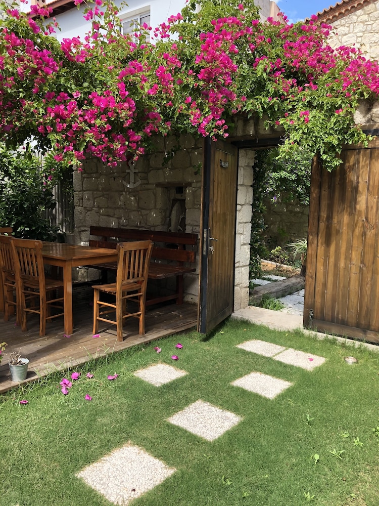 alacati cona otel