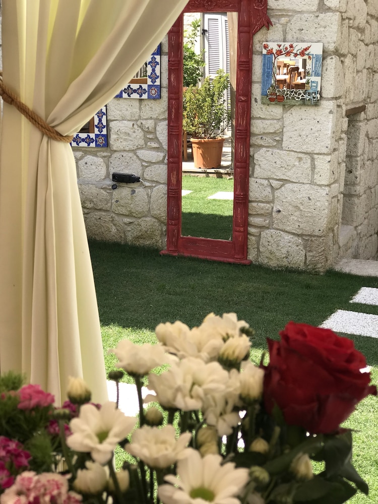 alacati cona otel