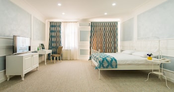 two seasons boutique hotel