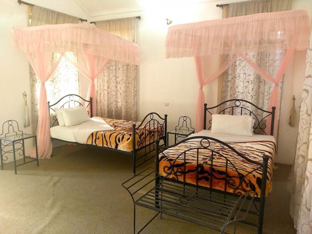 Green Hills Lodge,Karatu>>Arusha,3 star