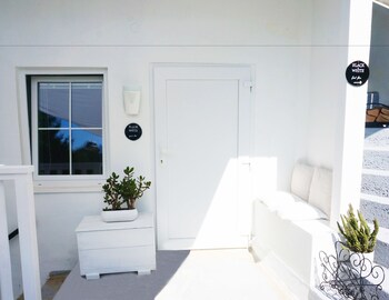 ferienhaus black and white