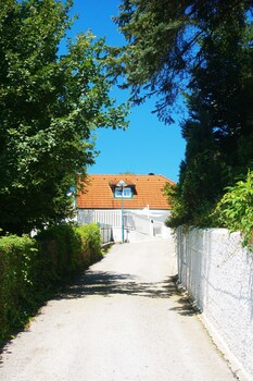 ferienhaus black and white