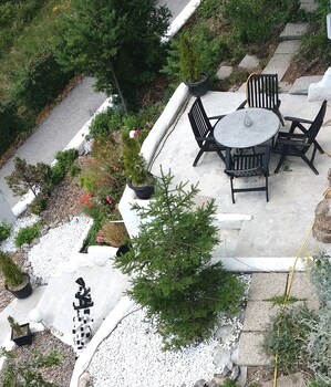 ferienhaus black and white