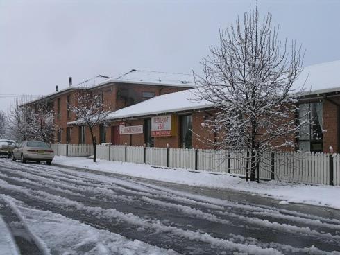 snow gate motel and apartments