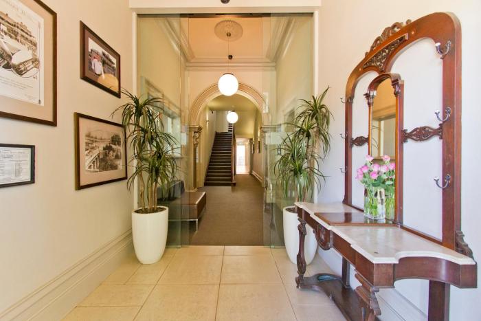 deloraine hotel
