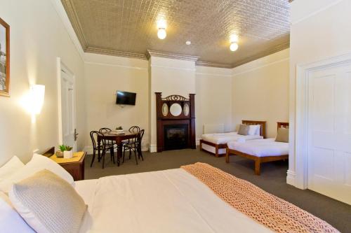 deloraine hotel