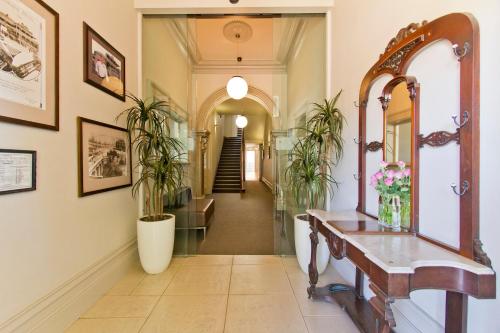 deloraine hotel