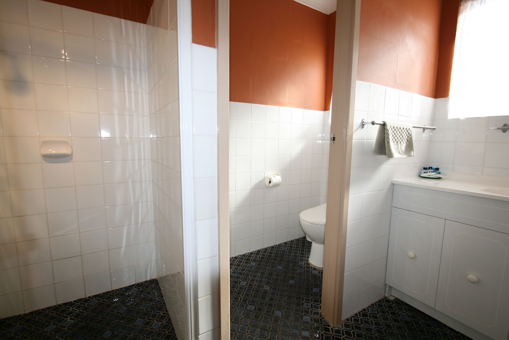 lake edge holiday units