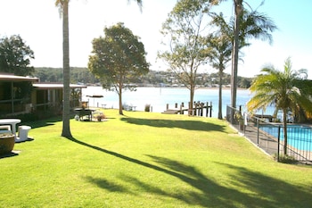 lake edge holiday units