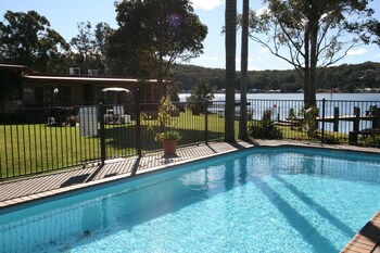 lake edge holiday units