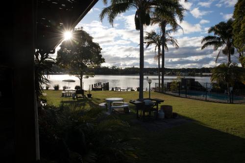 lake edge holiday units