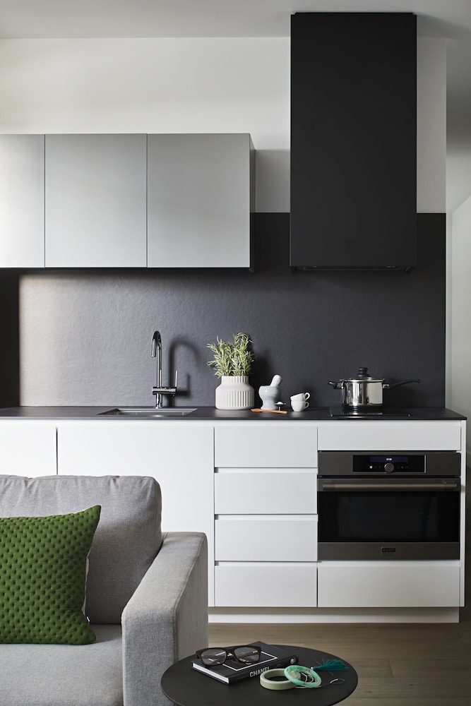 tyrian serviced apartments albert park lake