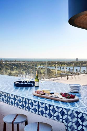 tyrian serviced apartments albert park lake