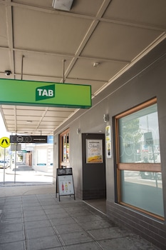 Nags Head Hotel,Adamstown Heights>>Adamstown,3 star