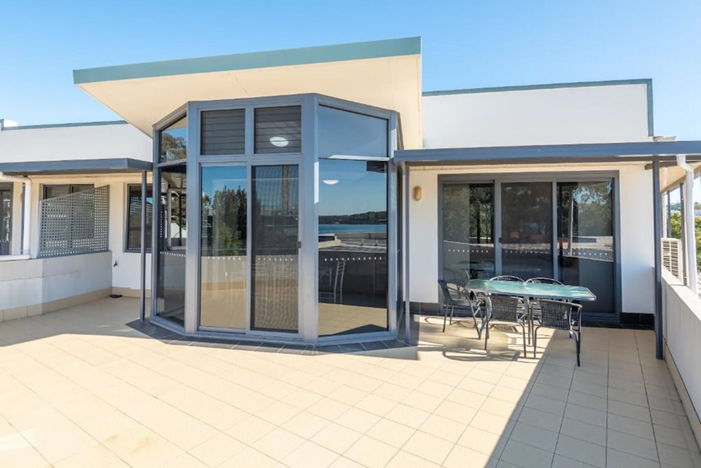 The Brighton Apartments,Kilaben Bay>>Gorokan,3 star