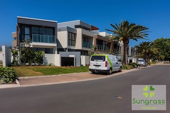 The Peninsula At Hope Island,Coomera>>Capricorn,4 star
