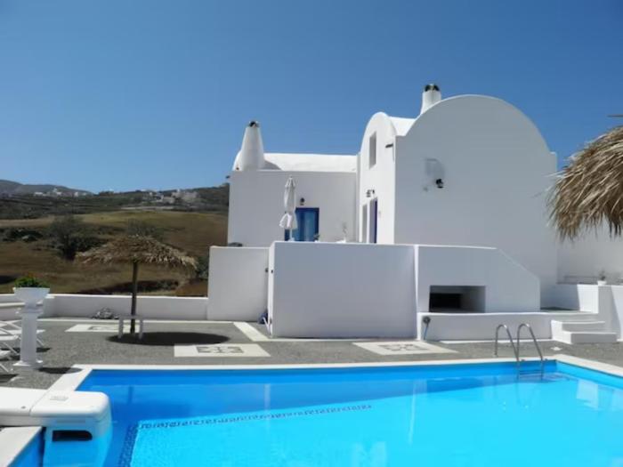 santorini traditional suites