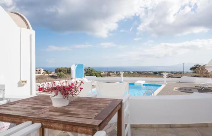 santorini traditional suites