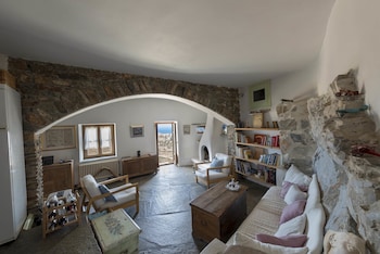 Wind Tales,Ermoupoli>>Ano Siros,2 star