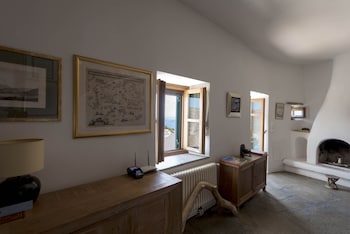 Wind Tales,Ermoupoli>>Ano Siros,2 star