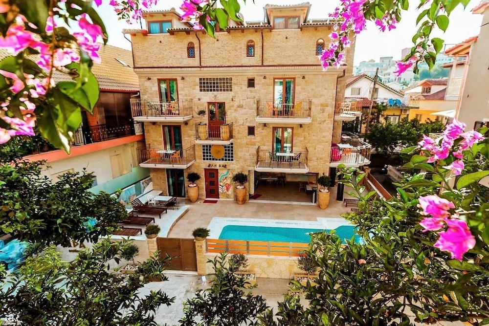leda suites